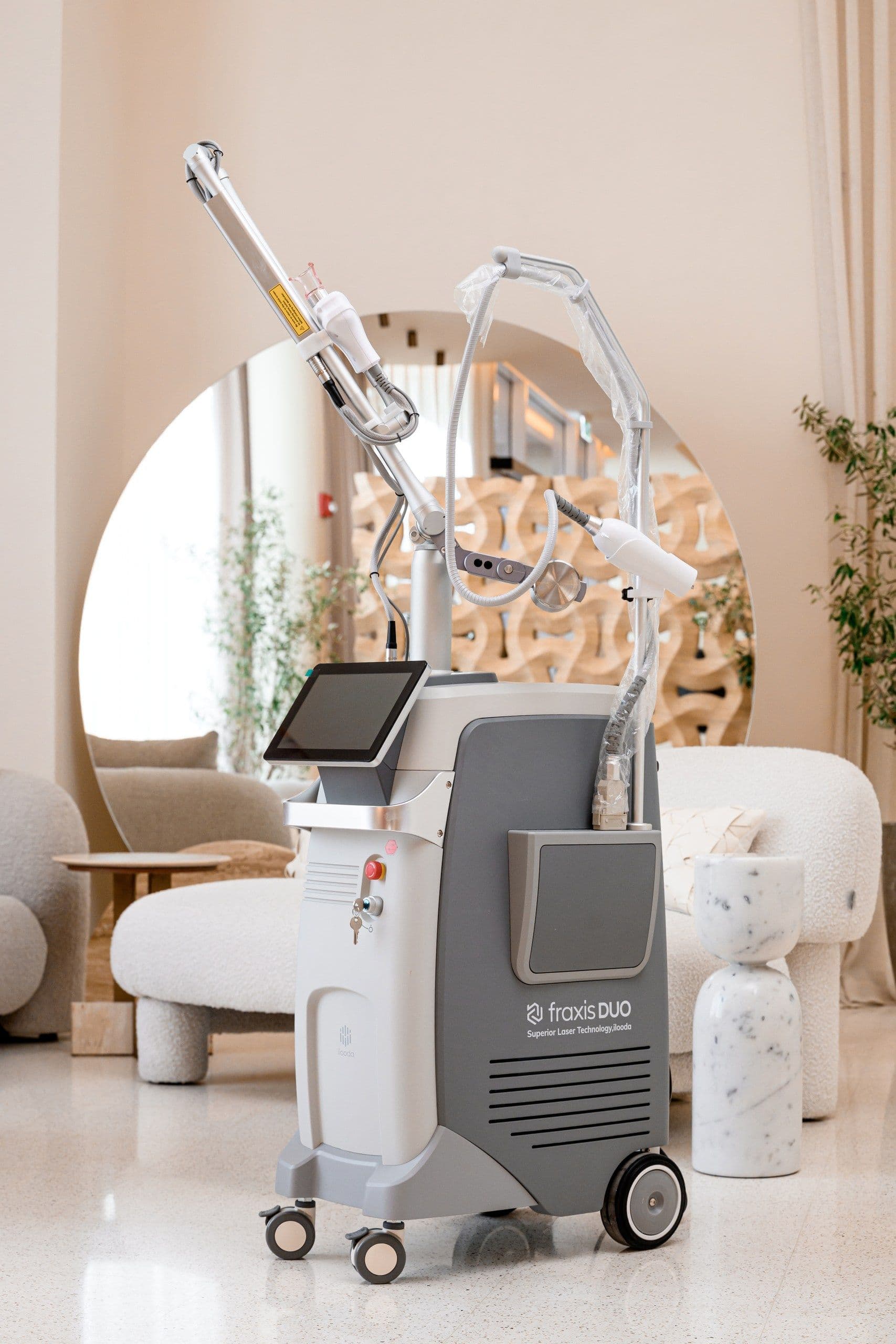 Laser treatment device in a modern, softly furnished room at Seline Clinic