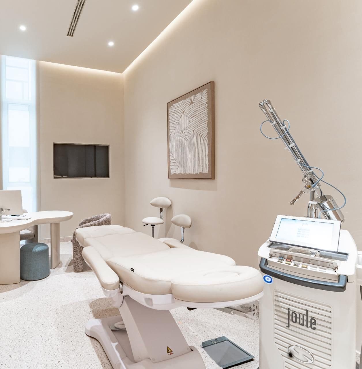 Treatment room at Seline Clinic with a treatment bed and aesthetic equipment